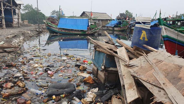 Plastic afval verzamelt zich bij de baaien van de Java Zee