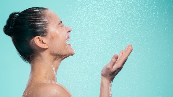 Střídavé sprchování teplou a studenou vodou