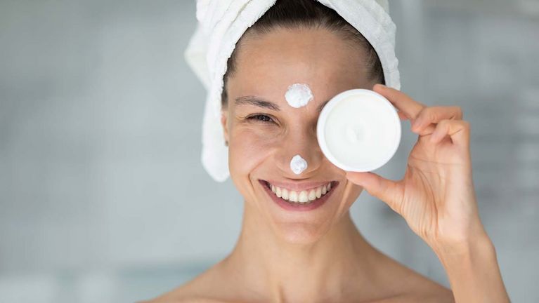 Optimale Gesichtspflege-Routine: Kombination aus Reinigung und Pflege