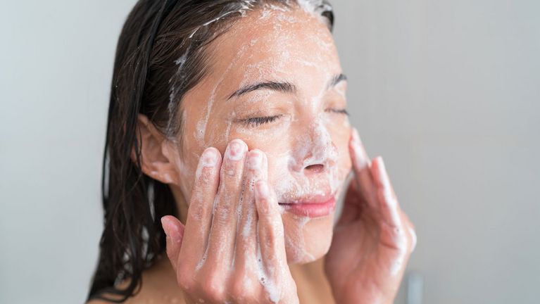 Une erreur typique de la douche : Nettoyer le visage avec des produits de soins corporels