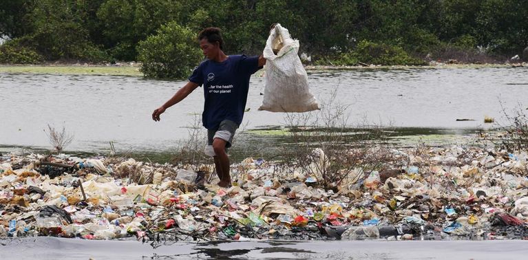 Ocean Waste sammelt sich an den Sandbänken vor Jakarta