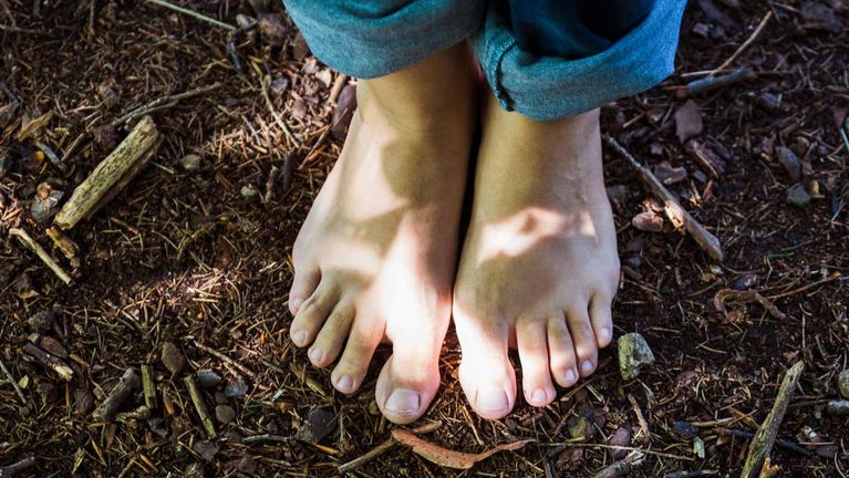 Marcher pieds nus dans la nature pour réduire le stress
