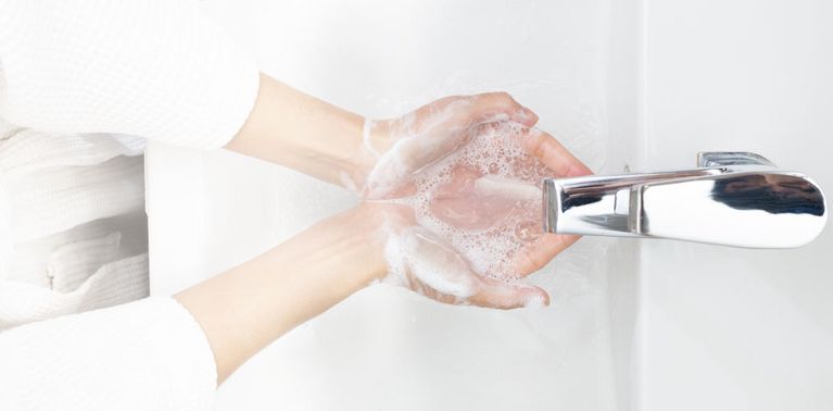 Les causes des peaux sèches: laver trop souvent