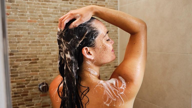 Během nanášení sprchového gelu, vypněte vodu