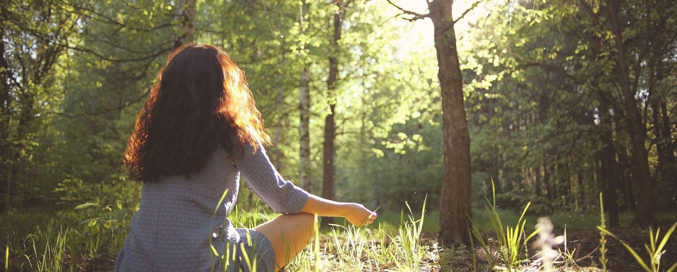 Žena meditující v přírodě